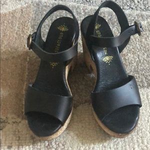 Mussel & Cloud black wedges